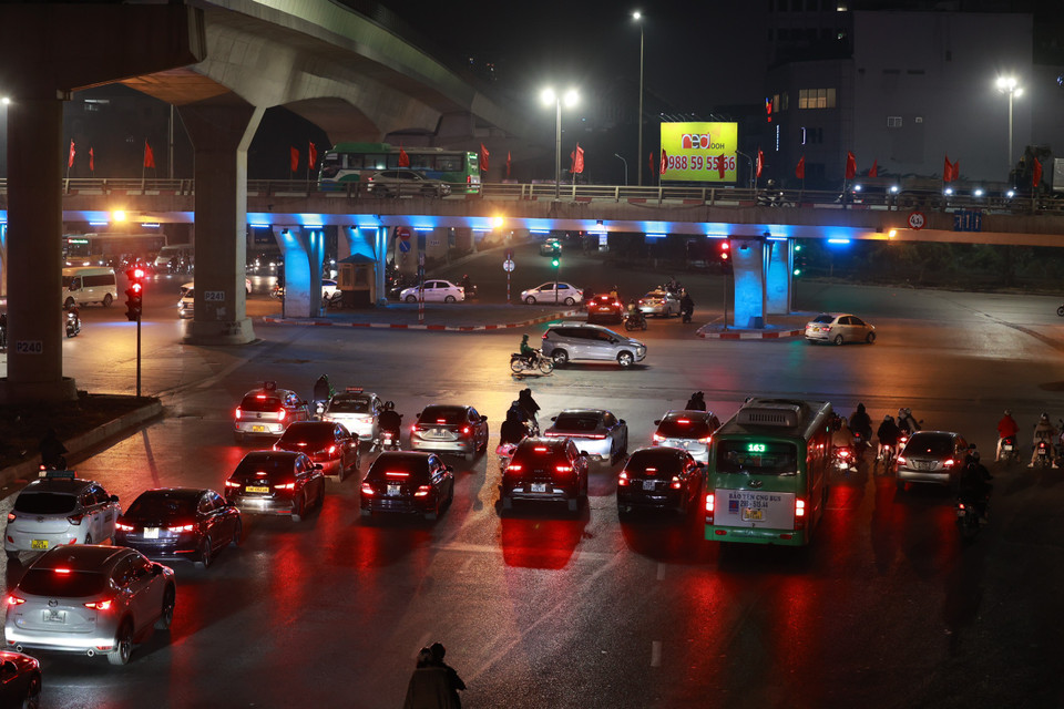 Tại khu vực nút giao cầu vượt Mai Dịch-Hồ Tùng Mậu thời điểm 19 giờ 20 phút, lưu lượng phương tiện giảm dần về mức ổn định. (Ảnh: Minh Sơn/Vietnam+)