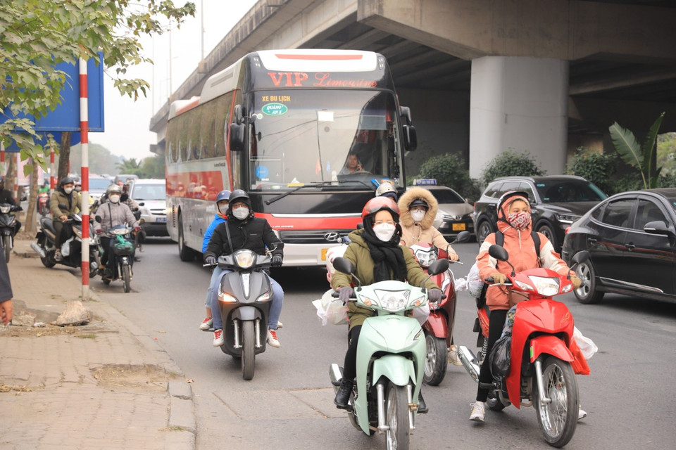 Trời rét với nhiệt độ thấp nhất từ 13-15 độ C khiến nhiều người dân phải trang bị thêm quần áo ấm, khăn quàng cổ, găng tay... (Ảnh: Hoài Nam/Vietnam+)