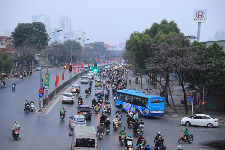 Mật độ phương tiện tăng cao khiến các tuyến đường xảy ra tình trạng ùn ứ nhẹ. (Ảnh: Hoài Nam/Vietnam+)