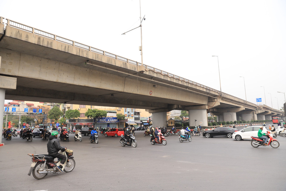 Khu vực ngã tư Giải Phóng-Ngọc Hồi thời điểm 14 giờ ghi nhận tình trạng giao thông ổn định, lượng phương tiện không tăng cao đột biến. (Ảnh: Hoài Nam/Vietnam+)