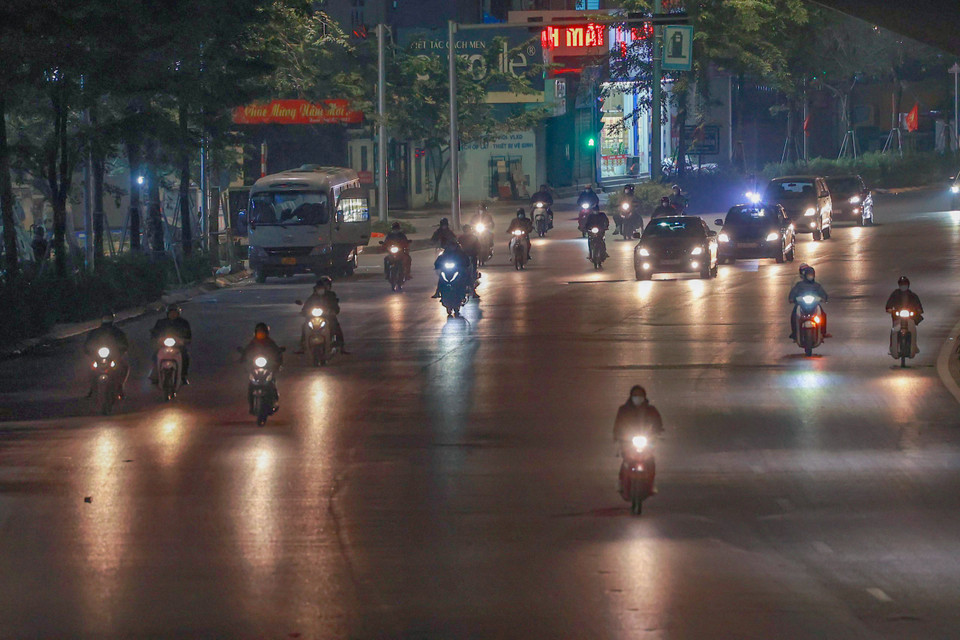 Ghi nhận vào thời điểm 19 giờ tại khu vực đường Phạm Văn Đồng lối từ cầu Thăng Long vào trung tâm thành phố Hà Nội, lượng phương tiện đã trở về mức ổn định. (Ảnh: Minh Sơn/Vietnam+)