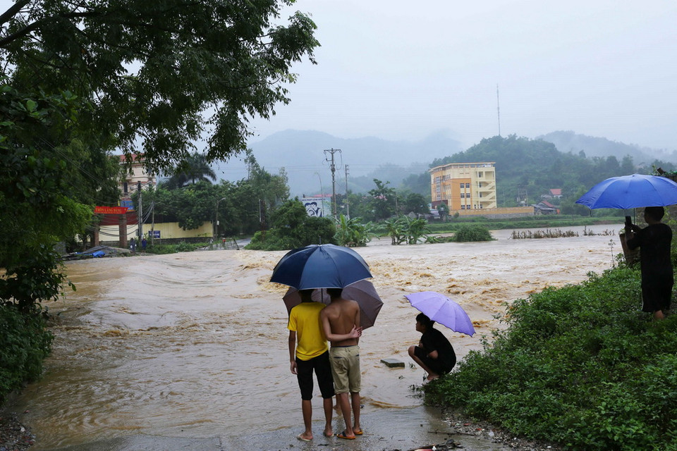 Nước sông Thương dâng cao, tràn qua ngầm Mỏ Chảo ở thị trấn Đồng Mỏ, huyện Chi Lăng. (Ảnh: Phạm Hậu/TTXVN)