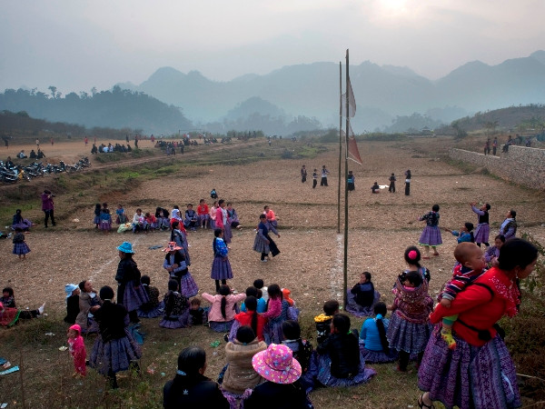 Bà con người Mông, bản Tà Phình, huyện Tân Lập chơi Tết. (Ảnh: Lê Quang Châu/Vietnam+)