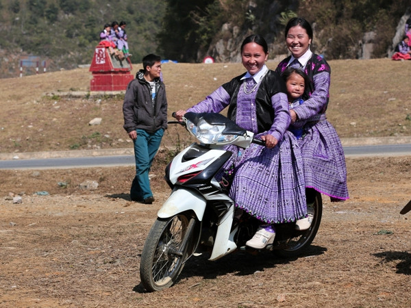 Đi chơi Tết. (Ảnh: ChiLê/Vietnam+)