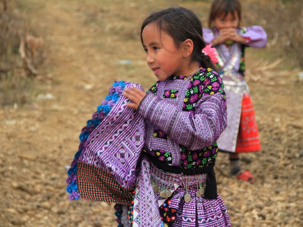 Xúng xính đi chơi Xuân. (Ảnh: ChiLê/Vietnam+)