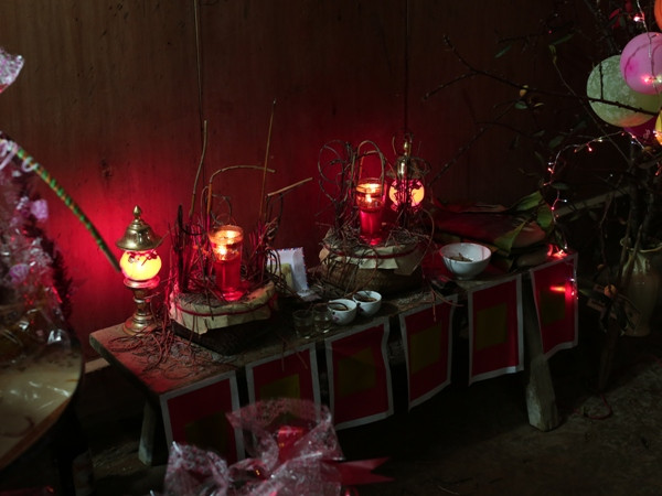 Ban thờ Tết người Mông. (Ảnh: ChiLê/Vietnam+)