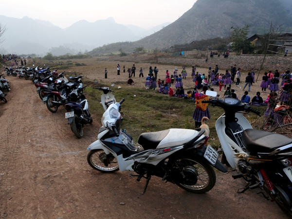 Xe máy về bản. (Ảnh: ChiLê/Vietnam+)