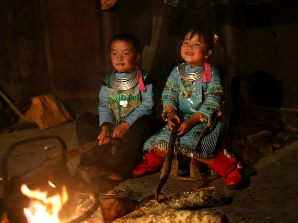 Em chơi Tết về ở Loóng Luông, huyện Vân Hồ. (Ảnh: ChiLê/Vietnam+)