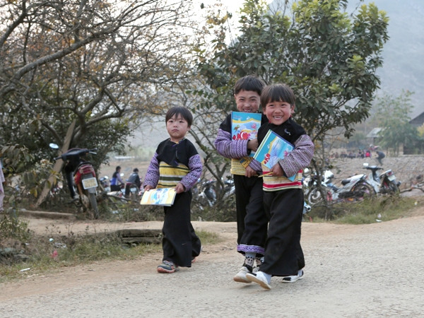 Nụ cười vùng cao. (Ảnh: ChiLê/Vietnam+)