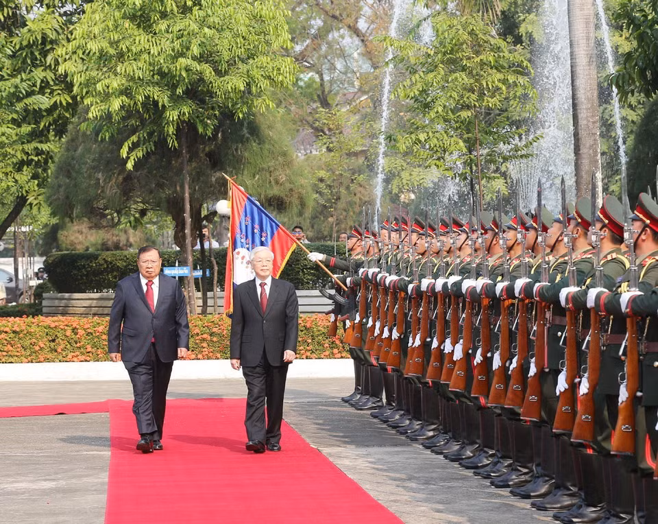 Tổng Bí thư, Chủ tịch nước Lào Bounnhang Vorachith và Tổng Bí thư, Chủ tịch nước Nguyễn Phú Trọng duyệt đội danh dự Quân đội nhân dân Lào tại Lễ đón chính thức. (Ảnh: Trí Dũng/TTXVN)