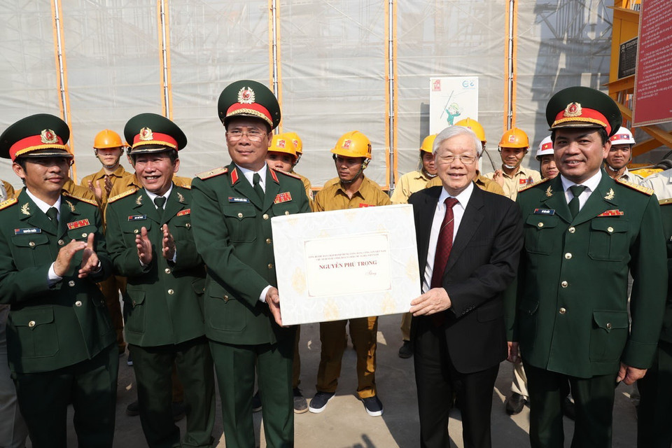 Tổng Bí thư, Chủ tịch nước Nguyễn Phú Trọng tặng quà cho cán bộ, chiến sỹ đang làm việc tại công trình Nhà Quốc hội Lào. (Ảnh: Trí Dũng/TTXVN)