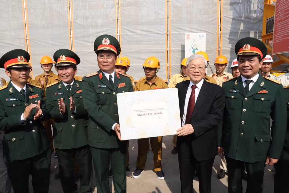 Tổng Bí thư, Chủ tịch nước Nguyễn Phú Trọng tặng quà cho cán bộ, chiến sỹ đang làm việc tại công trình Nhà Quốc hội Lào. (Ảnh: Trí Dũng/TTXVN)