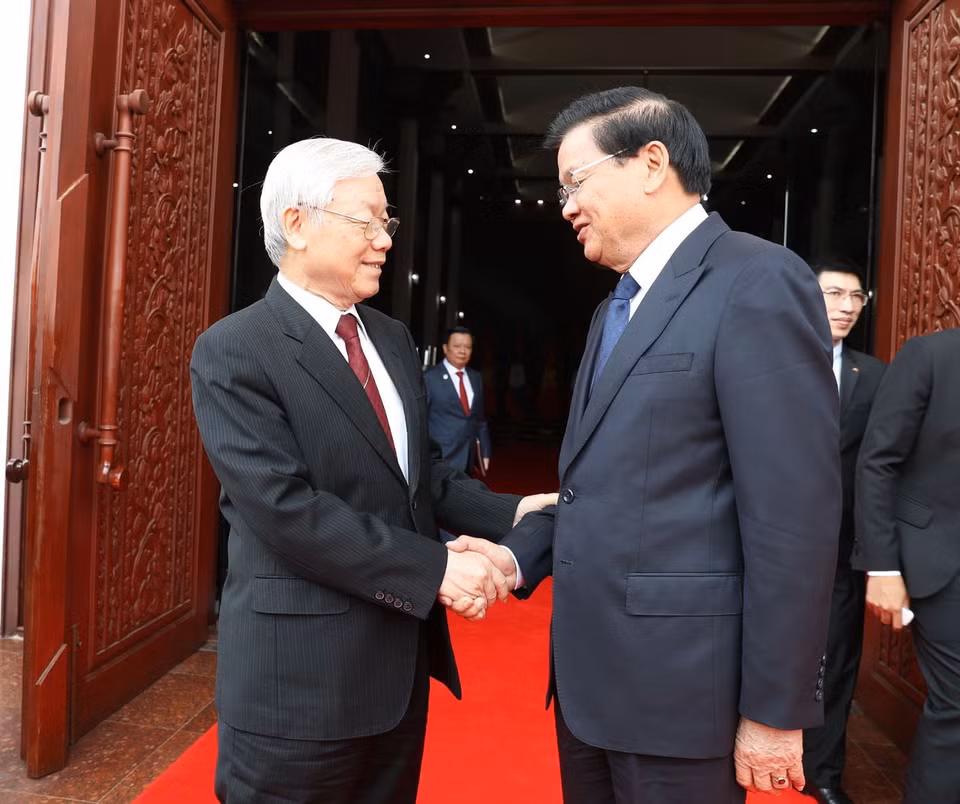 Tổng Bí thư, Chủ tịch nước Nguyễn Phú Trọng hội kiến với Thủ tướng Lào Thongloun Sisoulith. (Ảnh: Trí Dũng/TTXVN)
