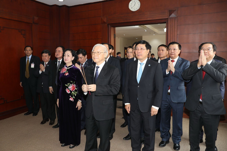 Tổng Bí thư, Chủ tịch nước Nguyễn Phú Trọng thắp hương tưởng niệm Chủ tịch Hồ Chí Minh tại Đại sứ quán Việt Nam tại Lào. (Ảnh: Trí Dũng/TTXVN)