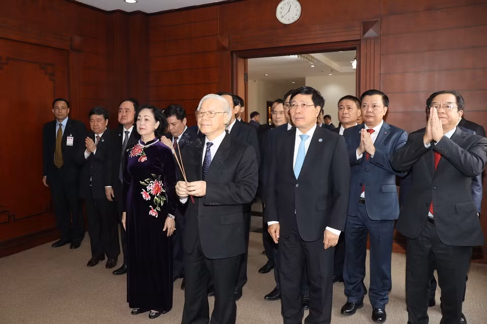 Tổng Bí thư, Chủ tịch nước Nguyễn Phú Trọng thắp hương tưởng niệm Chủ tịch Hồ Chí Minh tại Đại sứ quán Việt Nam tại Lào. (Ảnh: Trí Dũng/TTXVN)