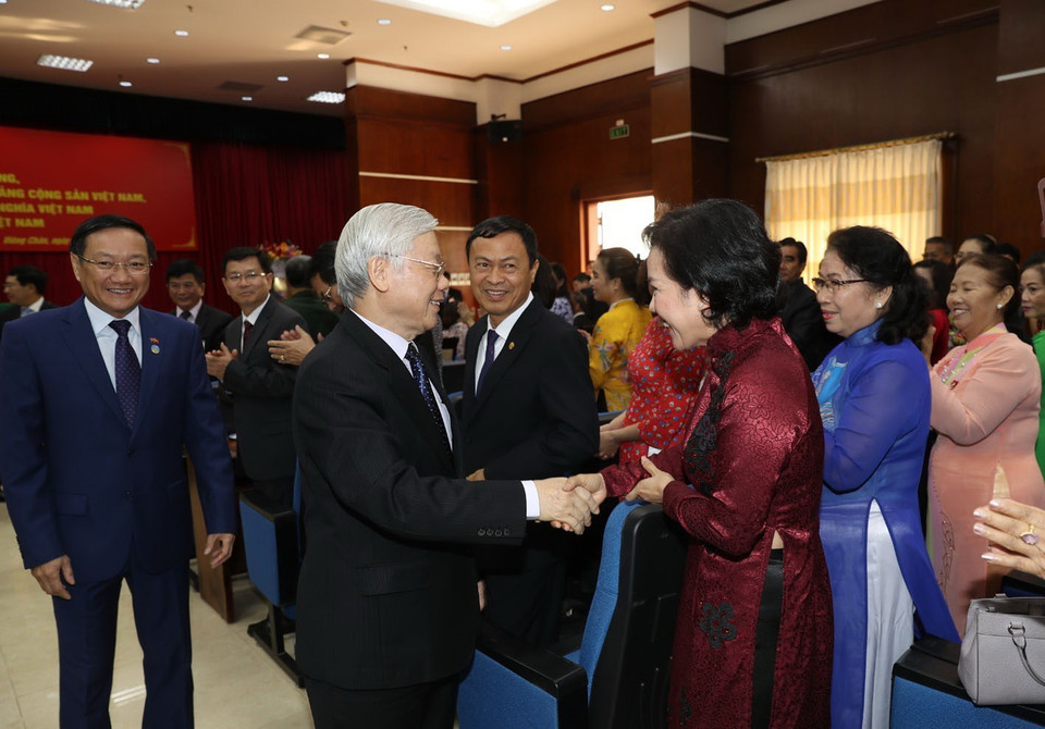 Tổng Bí thư, Chủ tịch nước Nguyễn Phú Trọng với cán bộ, nhân viên Đại sứ quán, đại diện cộng đồng, lưu học sinh và doanh ngiệp Việt Nam tại Lào. (Ảnh: Trí Dũng/TTXVN)