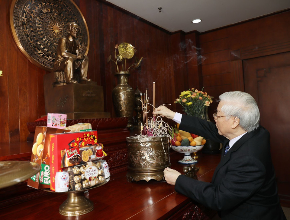 Tổng Bí thư, Chủ tịch nước Nguyễn Phú Trọng thắp hương tưởng niệm Chủ tịch Hồ Chí Minh tại Đại sứ quán Việt Nam tại Lào. (Ảnh: Trí Dũng/TTXVN)