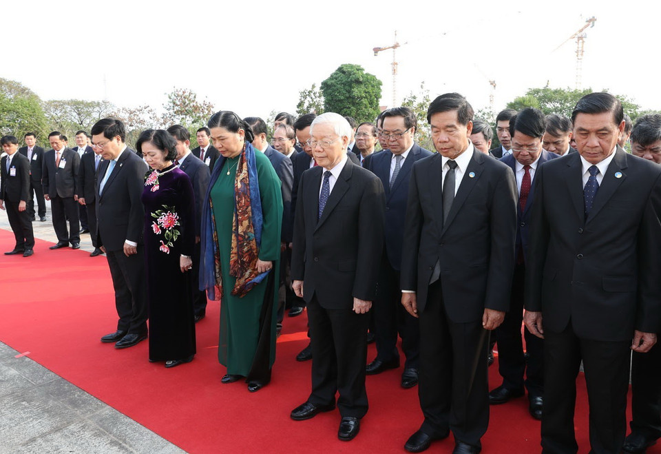 Tổng Bí thư, Chủ tịch nước Nguyễn Phú Trọng và các đại biểu viếng Đài tưởng niệm các Anh hùng Liệt sỹ Lào. (Ảnh: Trí Dũng/TTXVN)