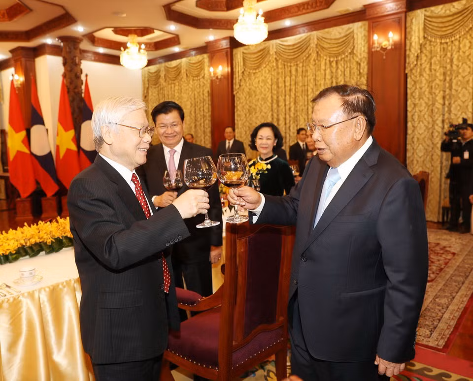 Tổng Bí thư, Chủ tịch nước Lào Bounnhang Vorachith chủ trì chiêu đãi trọng thể chào mừng Tổng Bí thư, Chủ tịch nước Nguyễn Phú Trọng và Đoàn cấp cao Việt Nam. (Ảnh: Trí Dũng/TTXVN)