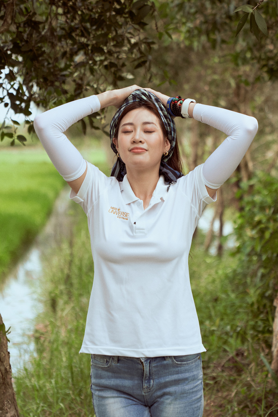 Người đẹp cho biết rất thích không khí miền quê với hương lúa, kênh rạch chằng chịt và tiếng ếch kêu ngoài đồng. (Ảnh: Sang Đào/Vietnam+)