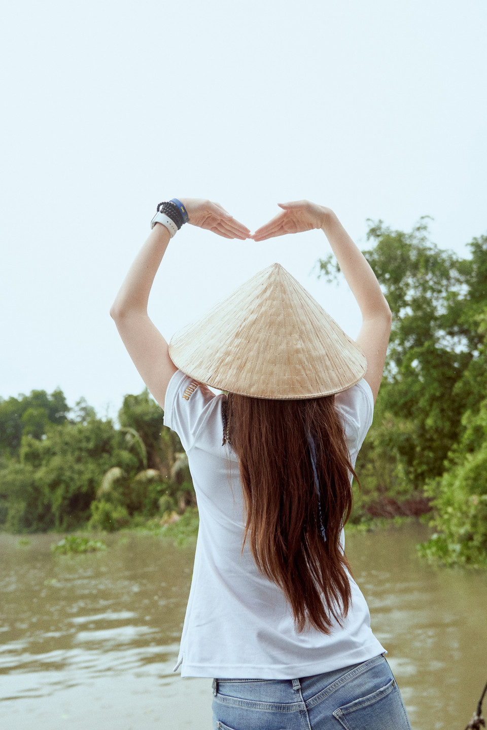 Ngắm một số hình ảnh dễ thương của Hoa hậu Khánh Vân trong chuyến trải nghiệm vùng quê Long An. (Ảnh: Sang Đào/Vietnam+)