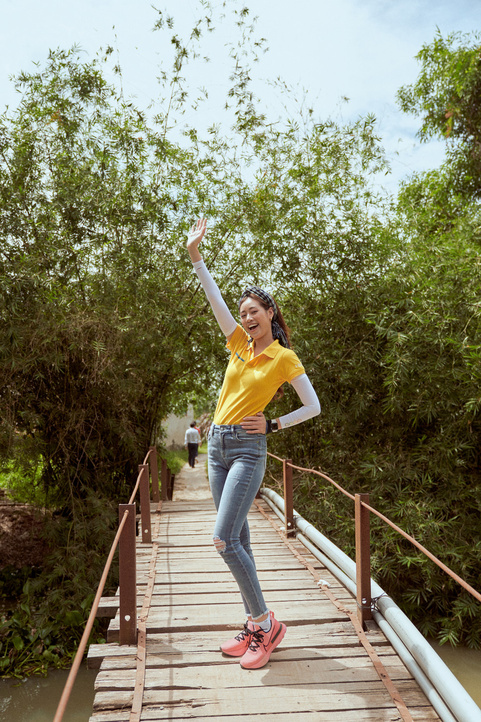 Những lần trước đến Long An do không có nhiều thời gian, Hoa hậu Khánh Vân chưa có cơ hội khám phá nên lần này cô quyết định trải nghiệm phong cảnh và đời sống của người dân huyện Đức Huệ. (Ảnh: Sang Đào/Vietnam+)