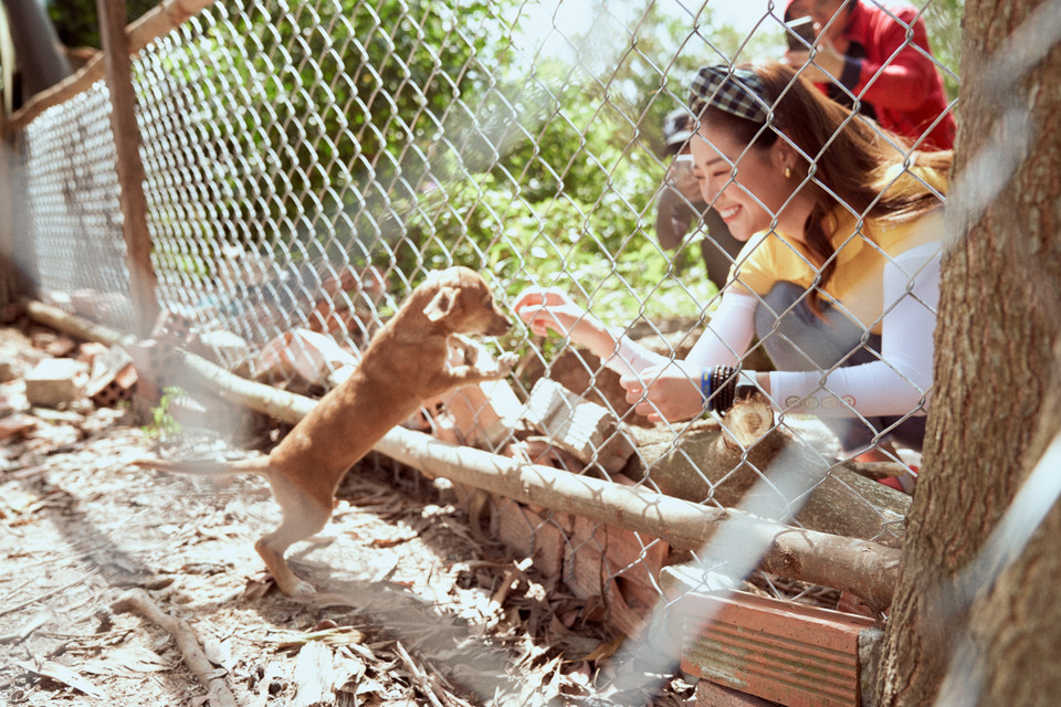 'Long An là tỉnh tiếp giáp với Thành phố Hồ Chí Minh, Vân thường nghe mọi người nhắc đến nơi đây với nhiều món ăn đặc sản nhưng Vân muốn biết thêm về văn hóa, con người thông qua việc trải nghiệm thực tế,' Khánh Vân chia sẻ. (Ảnh: Sang Đào/Vietnam+)