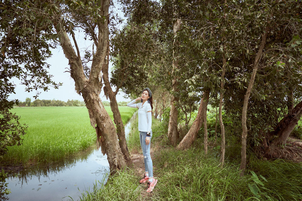 Khánh Vân cho biết cô 'thích những shoot ảnh bất ngờ thế này hơn là ảnh được thực hiện trong studio, màu sắc tự nhiên cũng đủ tạo nên vẻ đẹp thơ mộng rồi.' (Ảnh: Sang Đào/Vietnam+)