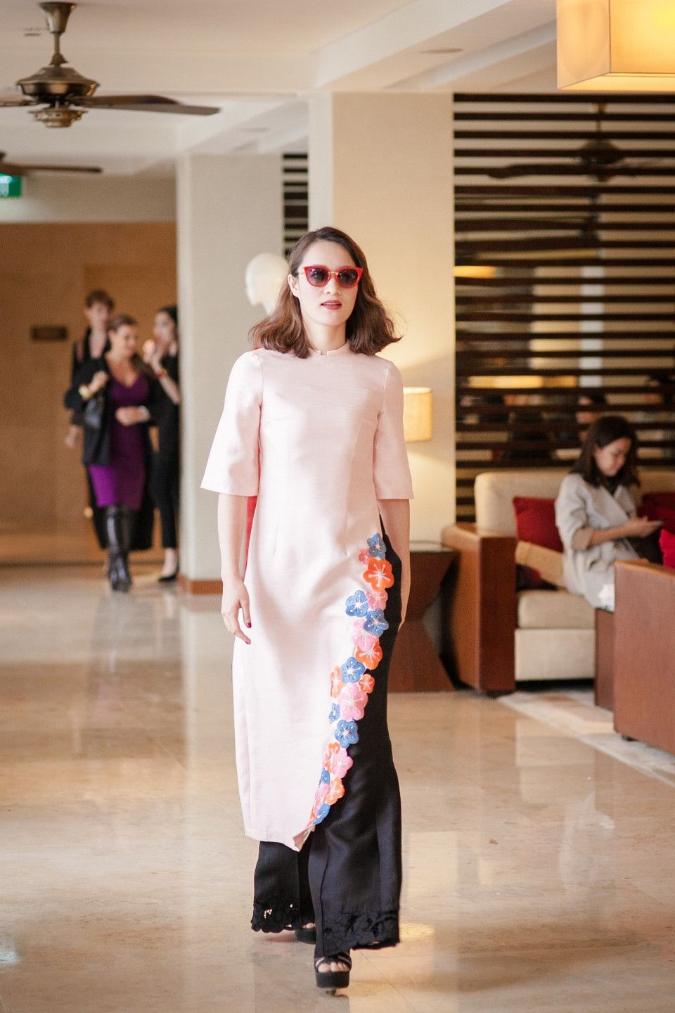 Chương trình 'Thời trang và Trà chiều' diễn ra hàng tháng với ý tưởng kết hợp văn hóa trà chiều cổ điển và trình diễn thời trang của các nhà thiết kế trẻ Việt Nam. (Ảnh:InterContinental Hanoi Westlake)