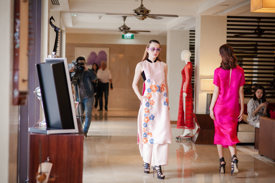 Những thiết kế thướt tha với họa tiết điểm nhấn hoa đào. (Ảnh:InterContinental Hanoi Westlake)