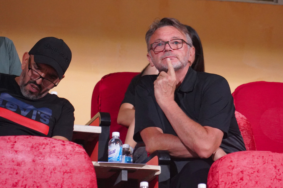 Ông Philippe Troussier, Huấn luyện viên trưởng của Đội tuyển Việt Nam đến dự khán trận đấu. (Ảnh: Việt Anh/Vietnam+)