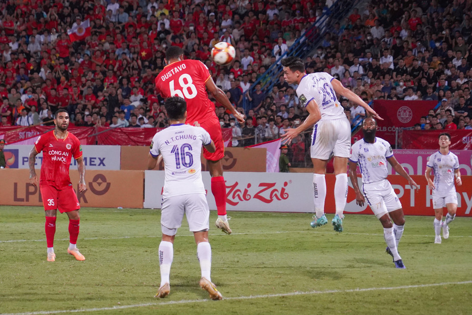 Phút thứ 16, Gustavo đánh đầu cận thành mở tỷ số cho Công an Hà Nội. (Ảnh: Việt Anh/Vietnam+)