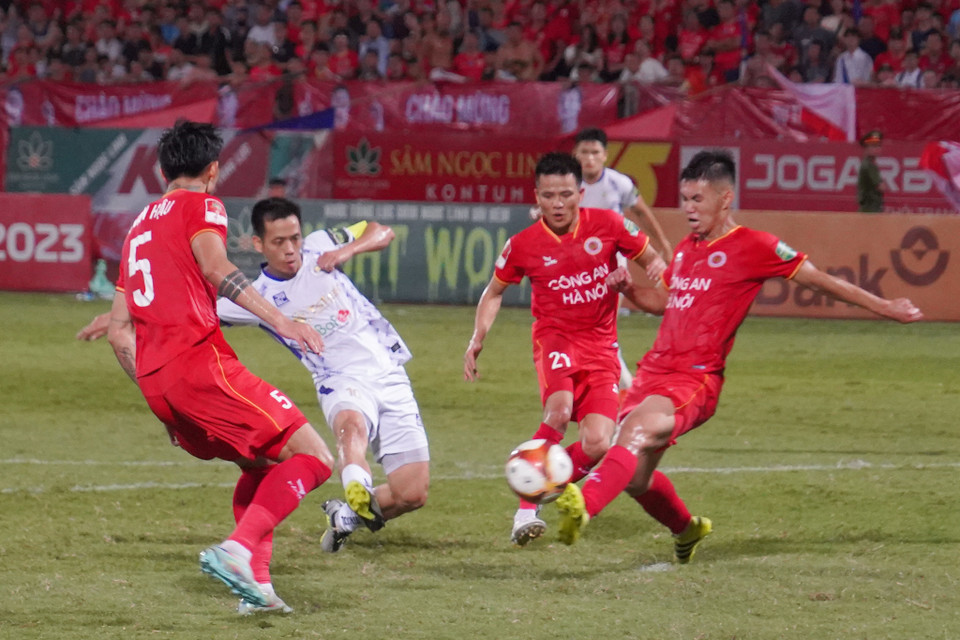 Phút thứ 71, Văn Quyết bỏ lỡ cơ hội khi đệm bóng đi vọt xà. (Ảnh: Việt Anh/Vietnam+)