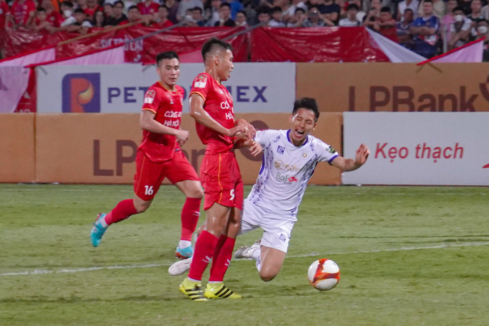 Phút thứ 60, tiền vệ Hùng Dũng bị đẩy ngã trong vòng cấm, tuy nhiên trọng tài quyết định không thổi phạt đền cho Câu lạc bộ Hà Nội. (Ảnh: Việt Anh/Vietnam+)