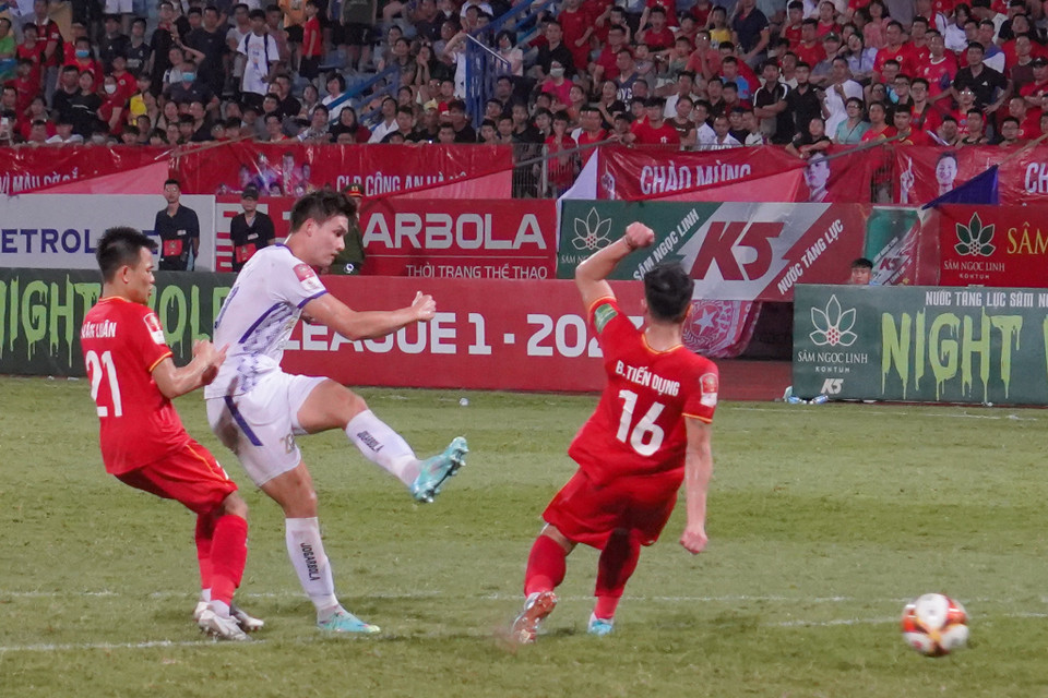 Cú sút của Bùi Hoàng Việt Anh ở phút bù giờ thứ hai là cơ hội cuối cùng của Câu lạc bộ Hà Nội trong trận này. Để thua 1-2, đội bóng áo tím đánh mất quyền tự quyết trong cuộc đua vô địch. (Ảnh: Việt Anh/Vietnam+)