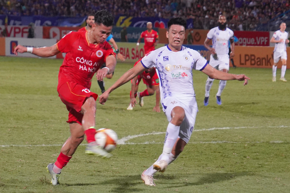Tình huống dứt điểm cận thành của Văn Thanh nhưng không chiến thắng được thủ môn Bùi Tấn Trường bên phía Câu lạc bộ Hà Nội. (Ảnh: Việt Anh/Vietnam+)