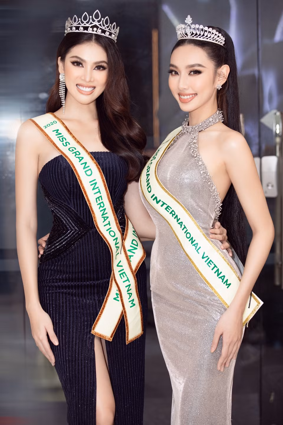 Thùy Tiên cũng đã chính thức nhận dải băng Miss Grand Vietnam 2021 từ người tiền nhiệm là Á hậu Ngọc Thảo đồng thời tiết lộ kế hoạch cho cuộc thi sắp tới. (Ảnh: CTV/Vietnam+)