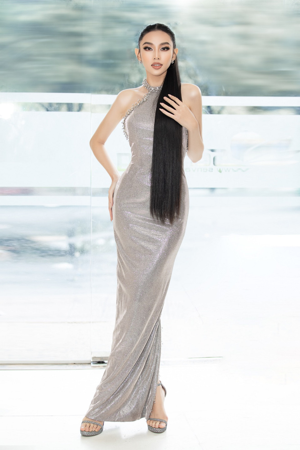 Thùy Tiên được êkip hướng hình ảnh gợi cảm, khéo léo khoe những ưu điểm đường cong cơ thể qua các bộ đầm cut-out, phom ôm hoặc đầm xuyên thấu, hạn chế dáng đầm tà bay. (Ảnh: CTV/Vietnam+)