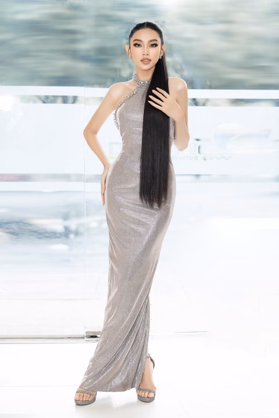 Thùy Tiên được êkip hướng hình ảnh gợi cảm, khéo léo khoe những ưu điểm đường cong cơ thể qua các bộ đầm cut-out, phom ôm hoặc đầm xuyên thấu, hạn chế dáng đầm tà bay. (Ảnh: CTV/Vietnam+)