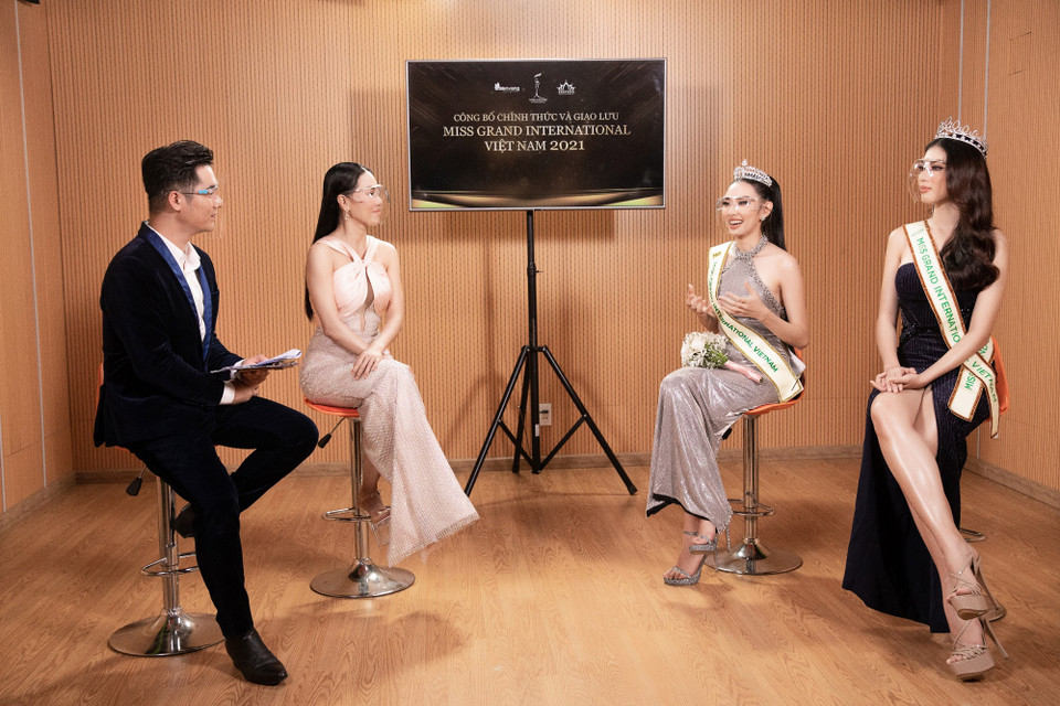 Trong buổi nhận dải băng Miss Grand International, đại diện ban tổ chức cũng có những chia sẻ đầy sâu lắng về tuổi thơ thiếu thốn tình cảm gia đình của Thùy Tiên khiến người đẹp không khỏi xúc động. (Ảnh: CTV/Vietnam+)