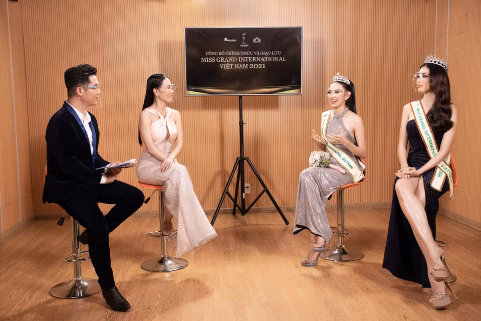 Trong buổi nhận dải băng Miss Grand International, đại diện ban tổ chức cũng có những chia sẻ đầy sâu lắng về tuổi thơ thiếu thốn tình cảm gia đình của Thùy Tiên khiến người đẹp không khỏi xúc động. (Ảnh: CTV/Vietnam+)