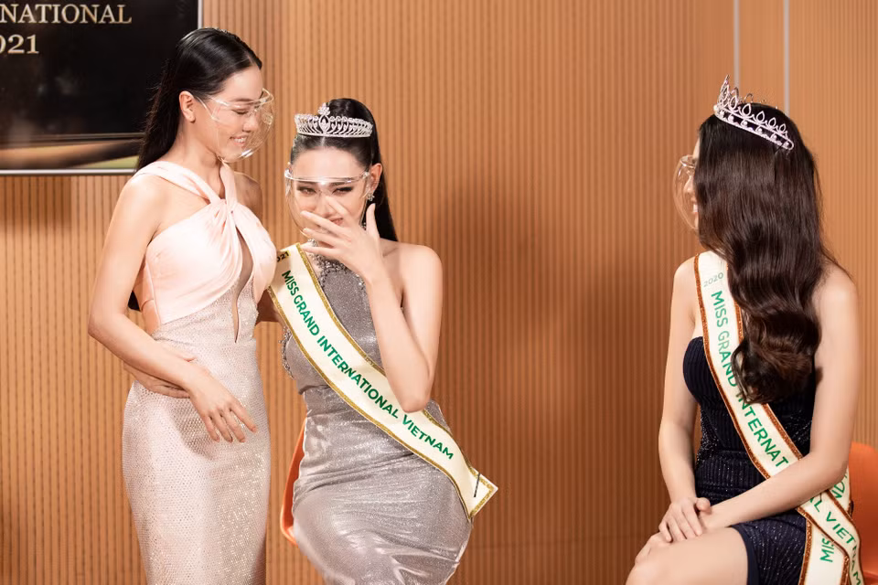 Thùy Tiên bật khóc ngay trên sóng livestream khi chia sẻ về những năm tháng thiếu thốn tình cảm gia đình. (Ảnh: CTV/Vietnam+)