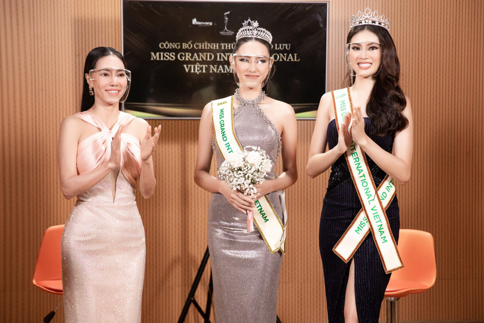 Thùy Tiên đã chính thức nhận dải băng Miss Grand Vietnam năm 20201 từ Á hậu Ngọc Thảo - đại diện Miss Grand Vietnam năm 2020. (Ảnh: CTV/Vietnam+)