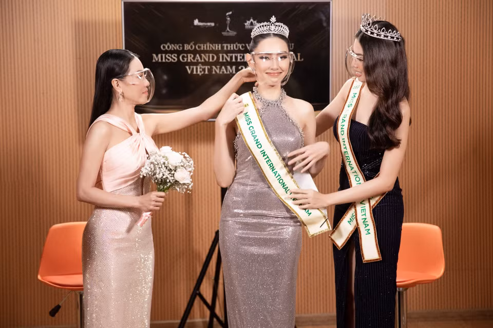 Để mở đầu cho hành trình mới của cô, Chủ tịch Miss Grand Vietnam, bà Phạm Kim Dung cũng đã tổ chức buổi lễ công bố và trao dải băng danh vị cho Thùy Tiên. (Ảnh: CTV/Vietnam+)