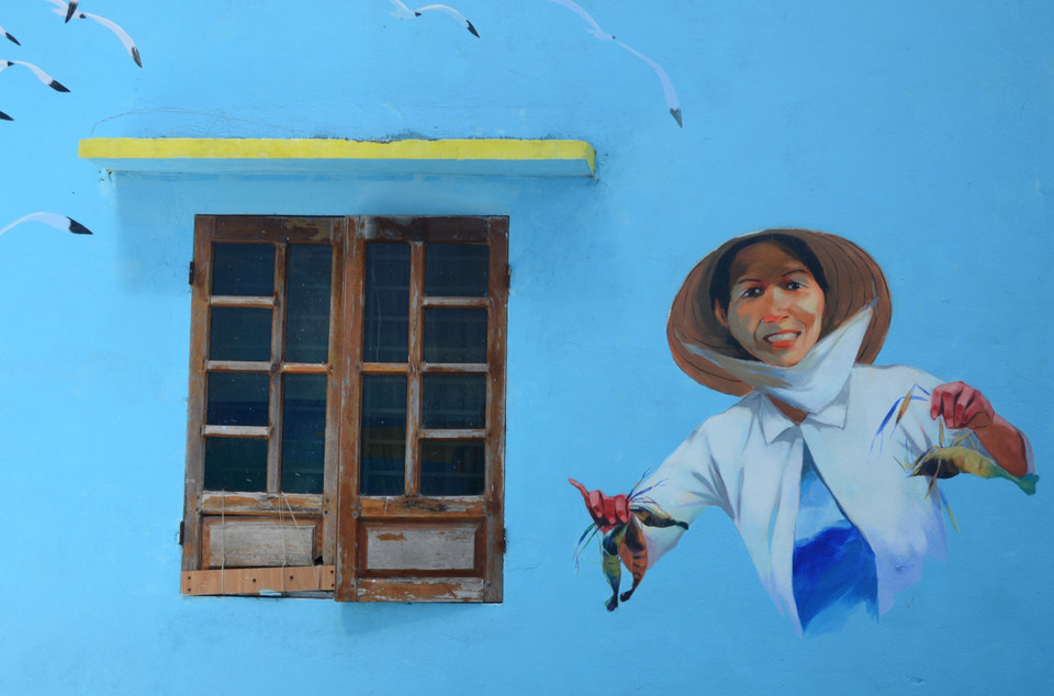 Những bức tường cũ kỹ được khoác 'áo mới.' (Ảnh: Văn Dũng/TTXVN)