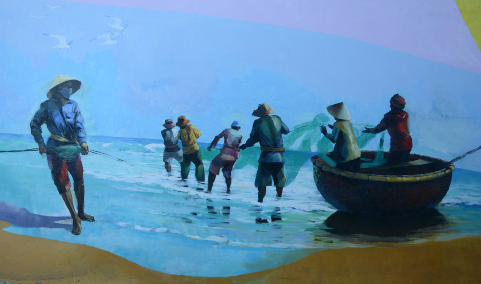 Đường tranh có khoảng 40 bức tranh tái hiện cuộc sống sinh động của ngư dân như đánh bắt hải sản, kéo lưới, chèo thuyền ra khơi, sơn sửa thuyền, họp chợ... (Ảnh: Văn Dũng/TTXVN)