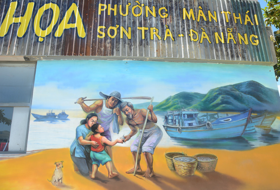 Những bức tường cũ kỹ được khoác 'áo mới' bằng những bức tranh đa dạng hình ảnh, màu sắc. (Ảnh: Văn Dũng/TTXVN)