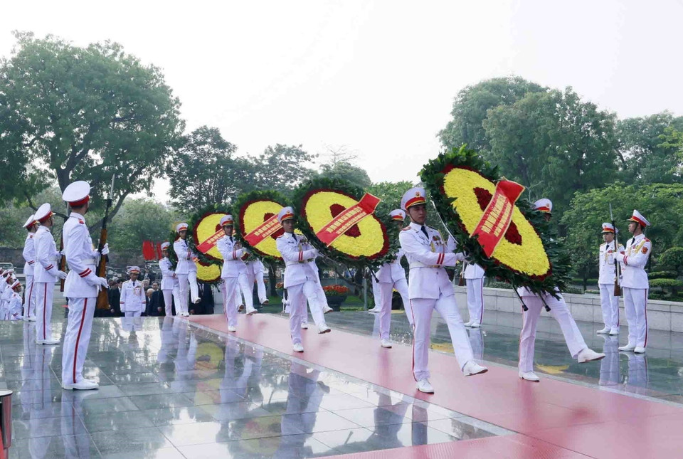 Đoàn đại biểu lãnh đạo, nguyên lãnh đạo Đảng, Nhà nước đến đặt vòng hoa tưởng niệm các Anh hùng Liệt sỹ. (Ảnh: TTXVN phát)