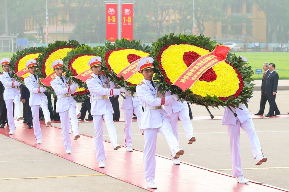 Đoàn đại biểu Ban Chấp hành Trung ương Đảng, Chủ tịch nước, Quốc hội, Chính phủ, Ủy ban Trung ương Mặt trận Tổ quốc Việt Nam đặt vòng hoa, vào Lăng viếng Chủ tịch Hồ Chí Minh. (Ảnh: Dương Giang/TTXVN)
