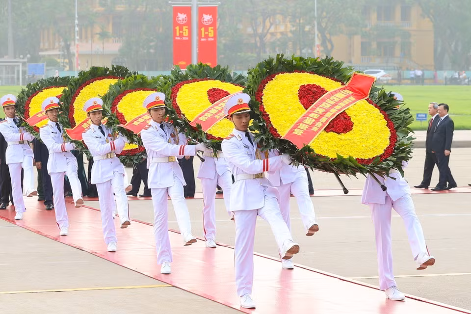 Đoàn đại biểu Ban Chấp hành Trung ương Đảng, Chủ tịch nước, Quốc hội, Chính phủ, Ủy ban Trung ương Mặt trận Tổ quốc Việt Nam đặt vòng hoa, vào Lăng viếng Chủ tịch Hồ Chí Minh. (Ảnh: Dương Giang/TTXVN)